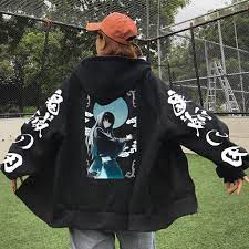 personne avec une veste demon slayer bleu