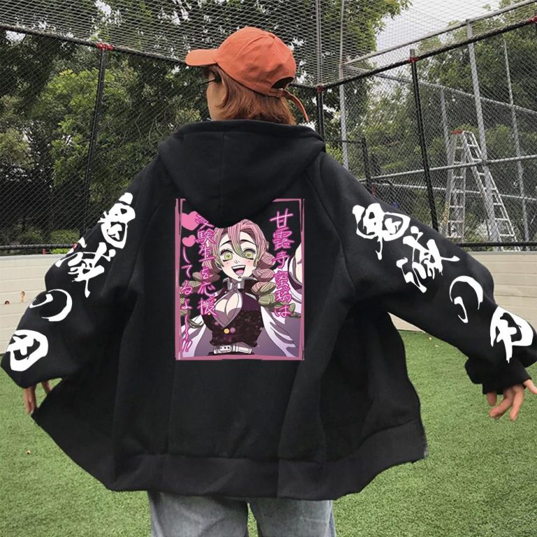 personne portant une veste demon slayer